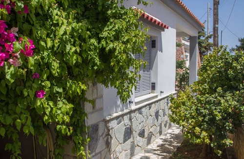 Melissi Casa | Residencia Corintia, una villa sofisticada y confortable con piscina privada.