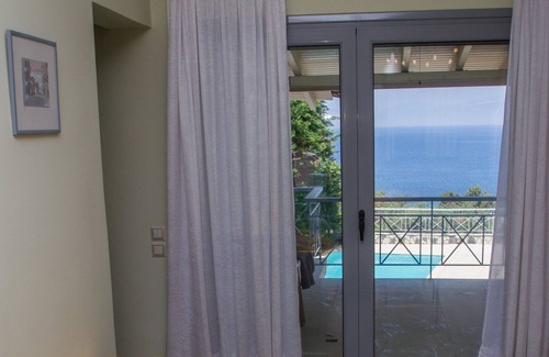 Melissi Casa | Residencia Corintia, una villa sofisticada y confortable con piscina privada.