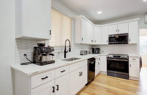 Corktown Casa | Corktown Oasis - 4 BR Luxe Getaway Close to Downtown