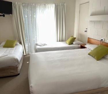 Corlette Hotel | Corlette Palms Motor Inn