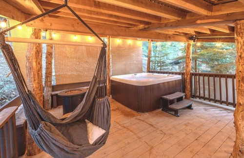 Sugar Pine Cabina | Corlieu Falls Cabin in Sugar Pine with Gazebo, Hot tub, fire-pit and front porch bar top