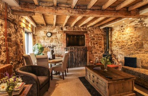 Wall-under-heywood Casa | Corn House