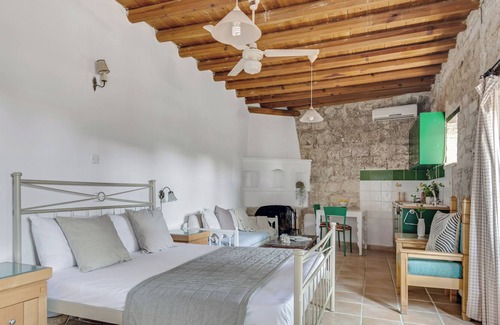 Arsos Apartamento | Cornaro House - Deluxe Studio w/ Shared Courtyard