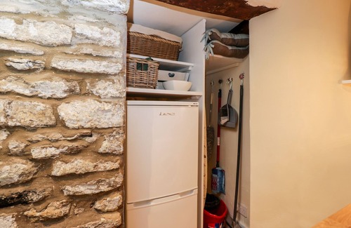 Malmesbury Cabaña | CORNER COTTAGE, character holiday cottage in Malmesbury