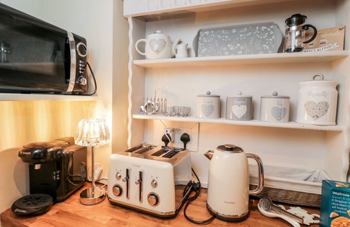 Malmesbury Cabaña | CORNER COTTAGE, character holiday cottage in Malmesbury