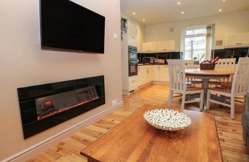 Tideswell Casa | Corner Cottage