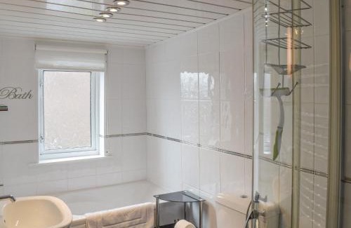 Girvan Casa | Corner Cottage