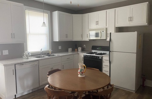 Taylorville Casa | Corner Cottage near to downtown!