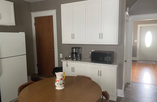 Taylorville Casa | Corner Cottage near to downtown!