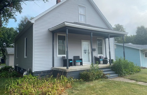 Taylorville Casa | Corner Cottage near to downtown!