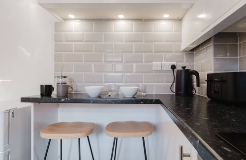 Cheltenham Casa | Corner House - Bright 2 Bed in Cheltenham