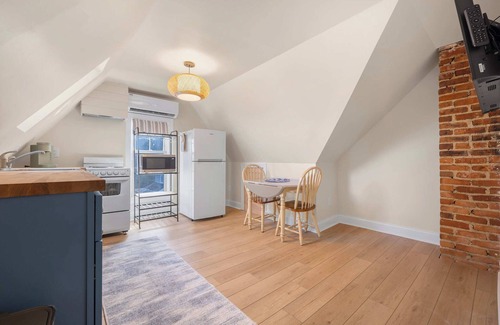 Annapolis Casa | Corner House - Cozy Five Star 2 Bedroom Suite. Downtown and Stadium. Parking!
