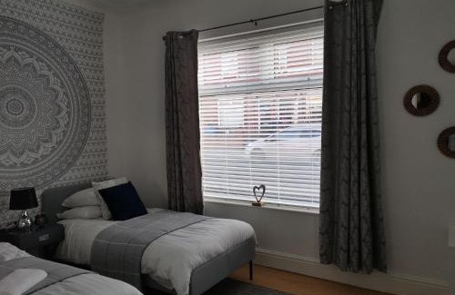 Reddish Casa | Corner House, Sleeps 8 in 4 Bedrooms, near train station, Great Value!