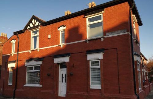 Reddish Casa | Corner House, Sleeps 8 in 4 Bedrooms, near train station, Great Value!