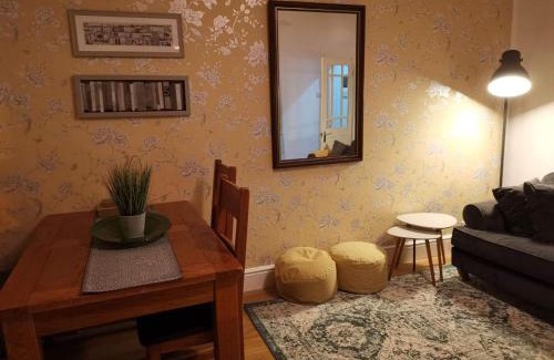 Reddish Casa | Corner House, Sleeps 8 in 4 Bedrooms, near train station, Great Value!