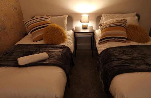 Reddish Casa | Corner House, Sleeps 8 in 4 Bedrooms, near train station, Great Value!
