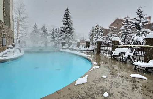 Crested Butte Condominio | Corner King Room w/ Pool, Hot Tub, Close to Slopes!