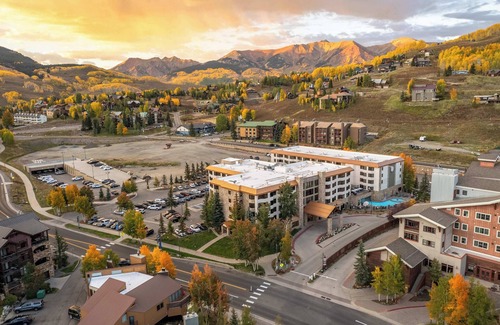 Crested Butte Condominio | Corner King Room w/ Pool, Hot Tub, Close to Slopes!