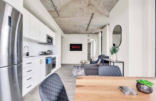 Connaught Condominio | Corner Luxury High-Rise Condo | Sleeps 7