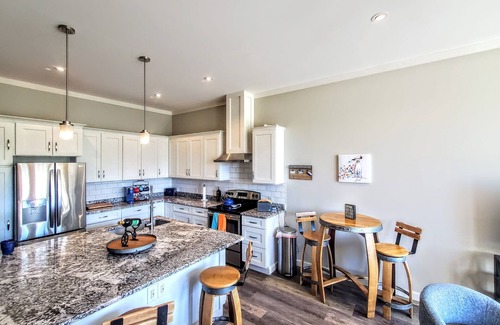 Wilmington Historic District Casa | Corner of Market & Front St. Renovated TOP FLOOR. Bridgeview. Renovated.