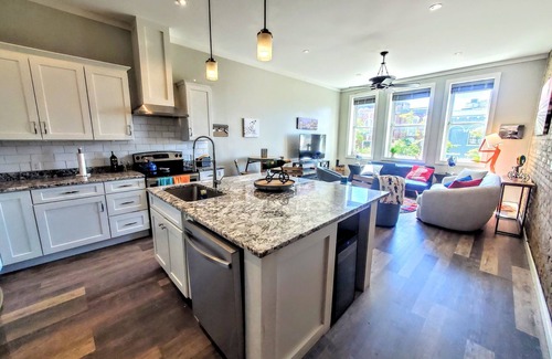 Wilmington Historic District Casa | Corner of Market & Front St. Renovated TOP FLOOR. Bridgeview. Renovated.