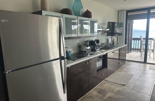 Red Hook Condominio | Suite esquinera "Glass House on the Sea" Lujo moderno en Sapphire Beach
