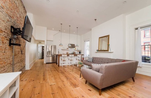 Central Northside Apartamento | ★Corner Suite★- Location, Parking, Walkable