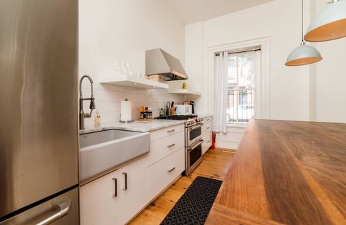 Central Northside Apartamento | ★Corner Suite★- Location, Parking, Walkable