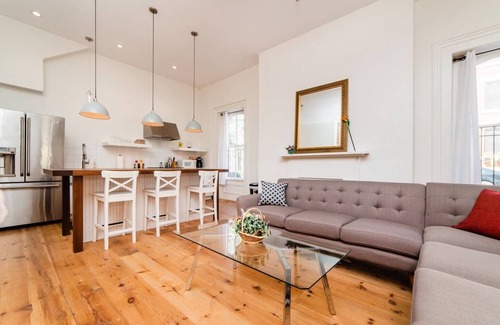Central Northside Apartamento | ★Corner Suite★- Location, Parking, Walkable