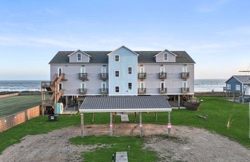 Port Bolivar Condominio | Corner Suite - Pool, Games, & Beachfront Fun!