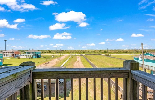 Port Bolivar Condominio | Corner Suite - Pool, Games, & Beachfront Fun!