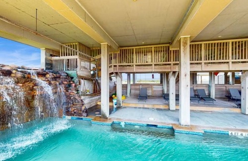Port Bolivar Condominio | Corner Suite - Pool, Games, & Beachfront Fun!
