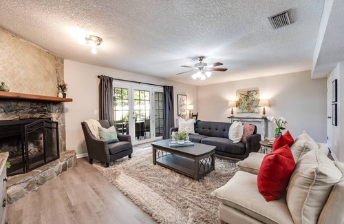 Southside Casa | Corner Townhome |Fenced |Dogs Ok |Patio |Propane BBQ |Mandarin Area |Near Shops |South of Downtown