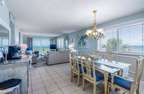 Flagler Beach Condominio | Corner Unit, Large Balcony, Pool,Beach,Resort Fun!