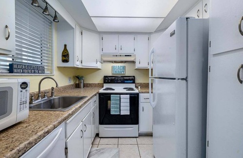 Flagler Beach Condominio | Corner Unit, Large Balcony, Pool,Beach,Resort Fun!