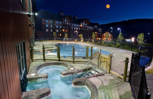 Blodgett Mills Condominio | Corner Unit + Nice Views & Fireplace | Onsite Spa