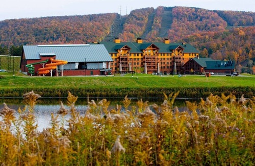 Blodgett Mills Condominio | Corner Unit + Nice Views & Fireplace | Onsite Spa