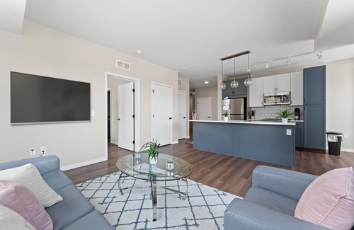Merriam Park Apartamento | Corner Unit with Views!!!!10 mins to either Downtown!!!