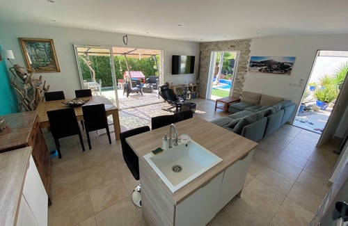 Candillargues Casa | Corner villa + 8m swimming pool + 5s jacuzzi + 15m from the beach & town center