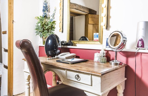Llangollen Casa | Cornerstones, 16th Century Luxury Self Catering House overlooking the River Dee