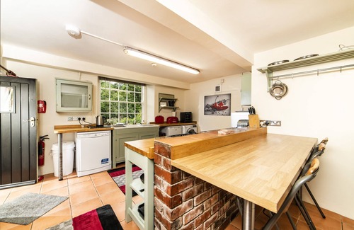 Llangollen Casa | Cornerstones, 16th Century Luxury Self Catering House overlooking the River Dee