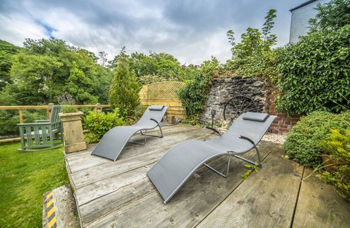 Llangollen Casa | Cornerstones, 16th Century Luxury Self Catering House overlooking the River Dee