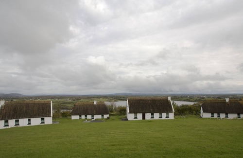 Corofin Cabaña | Corofin Cottages - una casa de campo de dos pisos con capacidad para 6 personas en 3 habitaciones