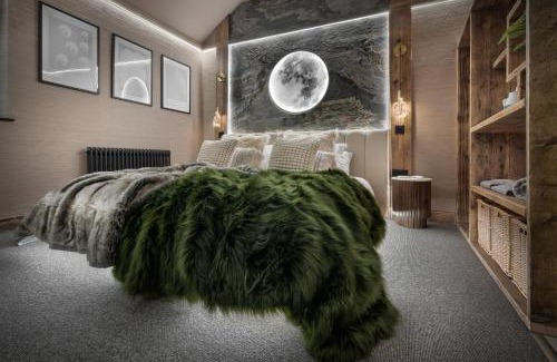 Lindale Casa | Coronation Cottages, Modernised 200-Year-Old Lake District Cottage Getaway for Two