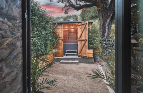 Lindale Casa | Coronation Cottages, Modernised 200-Year-Old Lake District Cottage Getaway for Two