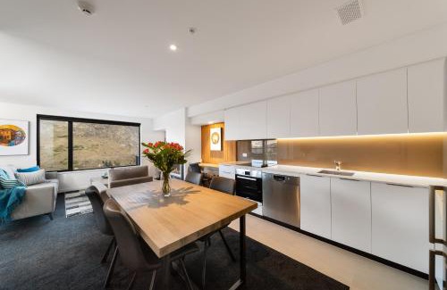 Arthur's Point Apartamento | Coronet Apartment, Complete comfort and views