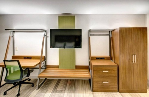 Avenel Casa | Corporate businesses and New York City are close to this room !