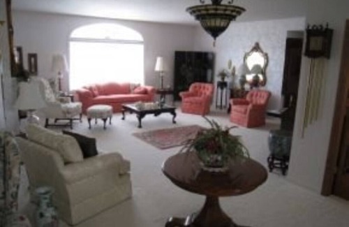 Black Wolf Casa | Corporate Executive Rental for EAA Airventure Close to EAA w/ flying over house!