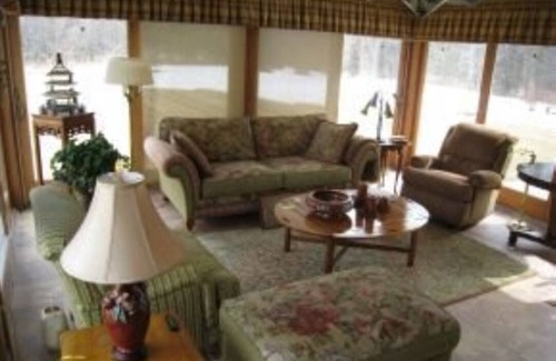 Black Wolf Casa | Corporate Executive Rental for EAA Airventure Close to EAA w/ flying over house!
