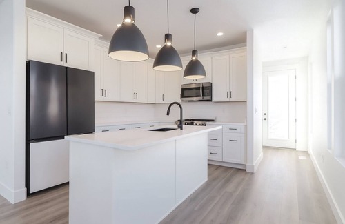 Daybreak Casa | Corporate Housing Fully Furnished Daybreak Gourmet Kitchen Pets Always OK